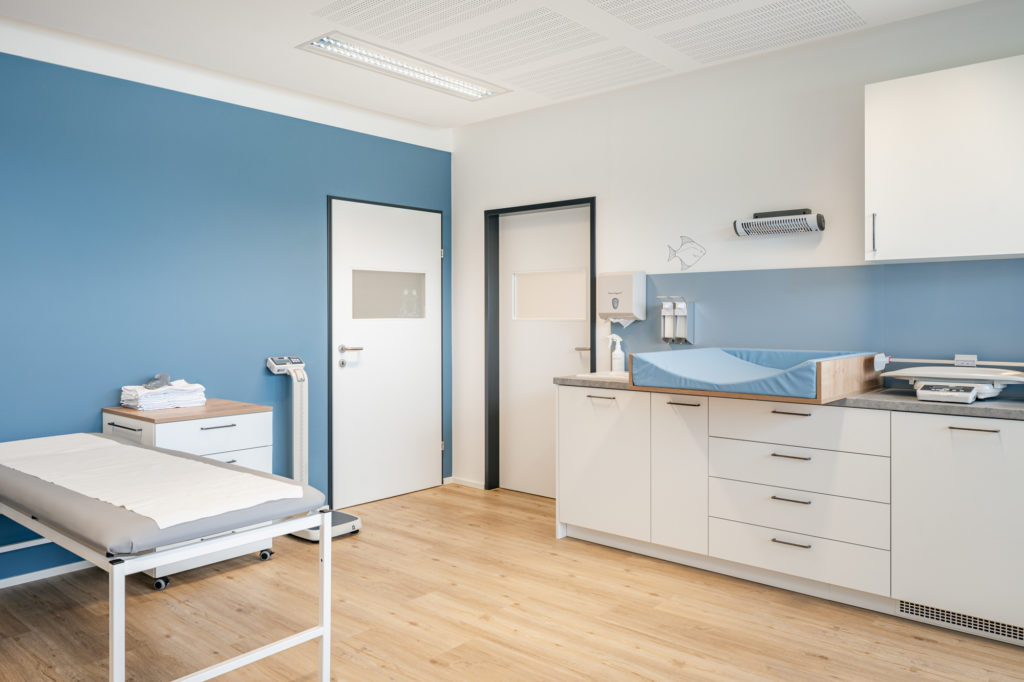 Behandlungsraum in blau als Teil einer Ordinationseinrichtung mit stimmigem Farbkonzept.