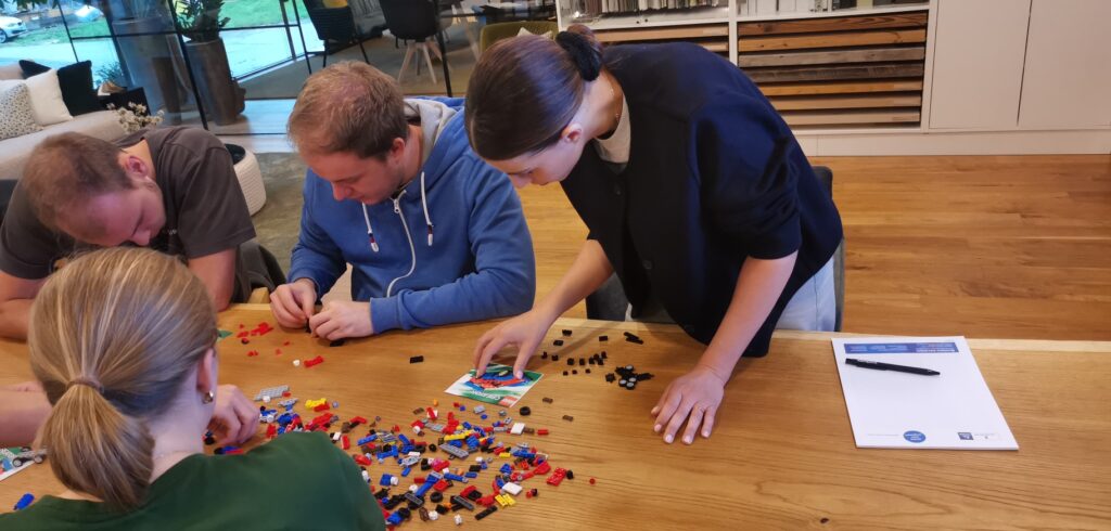 Schmidhuber Mitarbeiter beim Lego Workshop mit Martin Hiebler