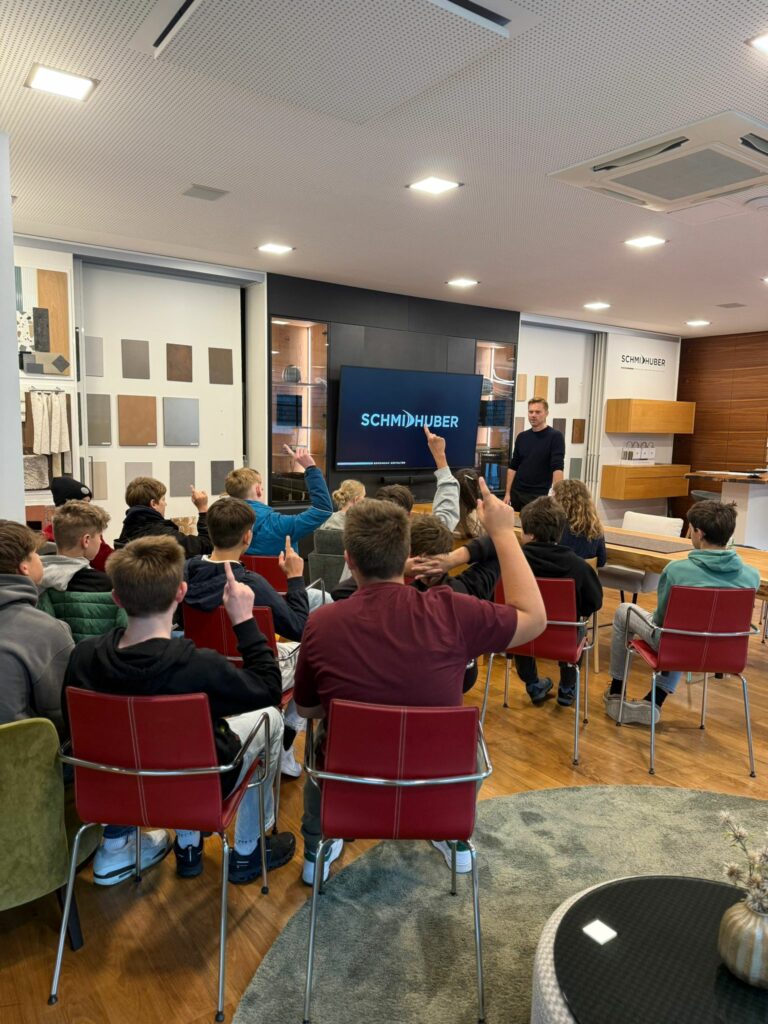 Schüler des Werkschulheim Felbertal beim Workshop in der Tischlerei Schmidhuber in Seekirchen Salzburg