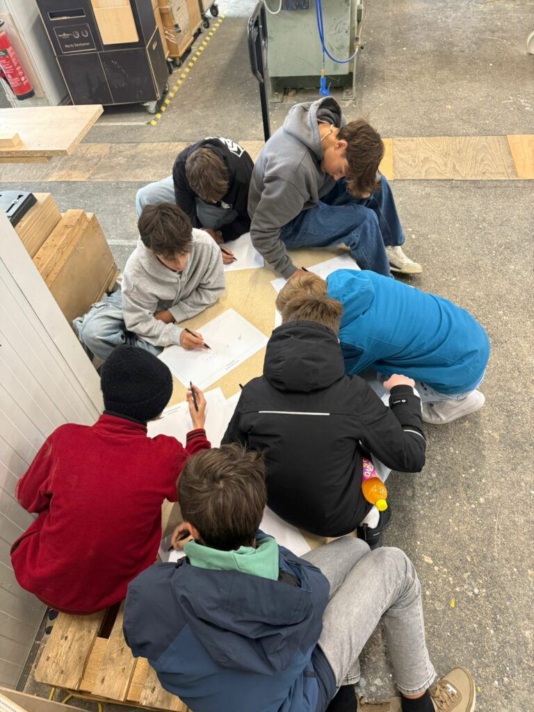 Schüler gestalten ihr eigenes Klassenschild in der Tischlerei in Seekirchen