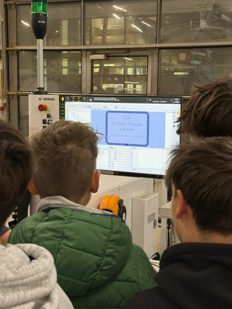 Fräsen eines Schildes auf einer CNC Maschine in der Tischlerei Schmidhuber in Seekirchen bei Salzburg