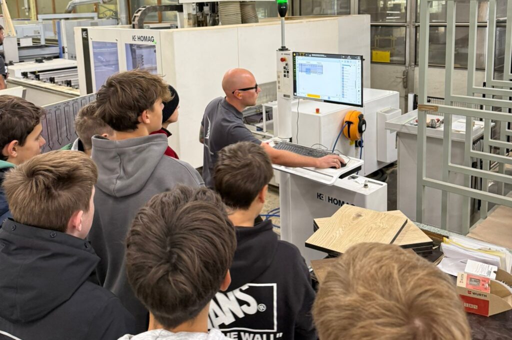 CNC Fräsen in der Tischlerei Schmidhuber mit den Schülern des Werkschulheim Felbertal