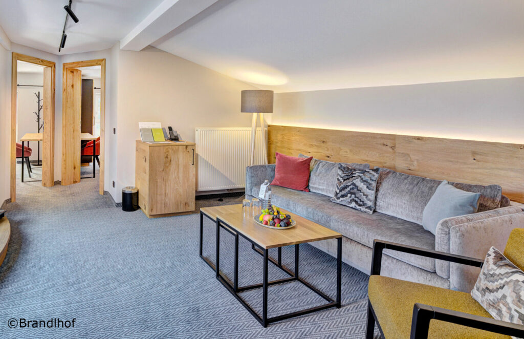 Modernes Hotelzimmer im Brandlhof in Saalfelden - eingerichtet von Schmidhuber Raum GmbH in Seekirchen