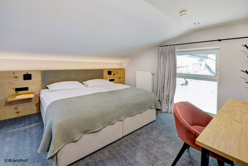 Modernes Zimmer im Hotel Brandlhof in Salzburg - vom Tischler aus Seekirchen Schmidhuber Raum GmbH