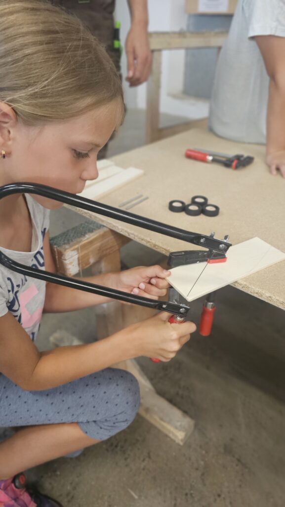 Mädchen beim Kinderworkshop in der Tischlerei Schmidhuber in Seekirchen